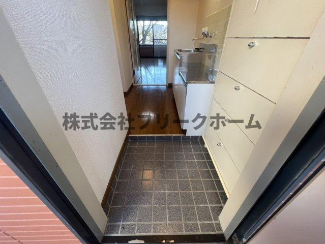 三鷹市井の頭１丁目のアパートの玄関
