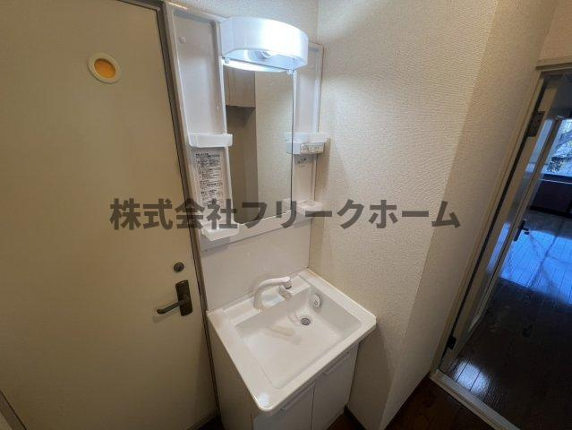 三鷹市井の頭１丁目のアパートの洗面所
