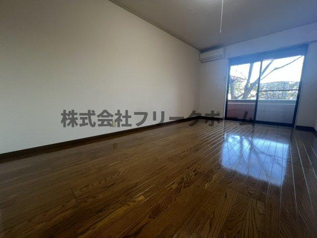 三鷹市井の頭１丁目のアパートの居間・リビング