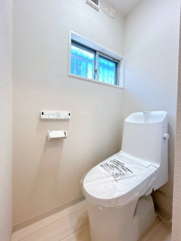 宇部市大字西岐波東片倉　戸建てのトイレ|温水洗浄便座付きの節水型トイレへ新品交換済です。