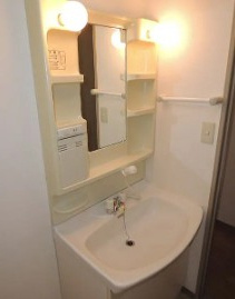 横浜市港北区小机町のアパートの洗面所