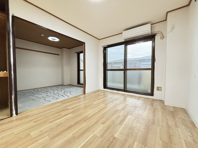 タクティ三津屋の洋室