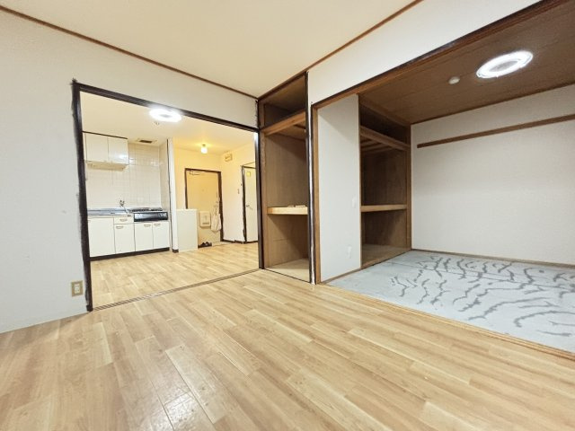 タクティ三津屋の洋室