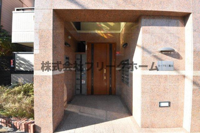 三鷹市井の頭２丁目の賃貸マンションのエントランス