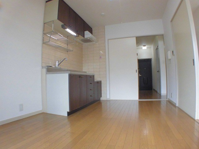 世田谷区桜丘５丁目の賃貸マンションの居間・リビング|明るいお部屋です