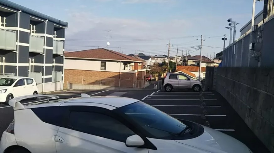 レオネクスト清見台東の駐車場