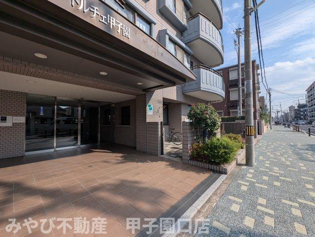 ドルチェ甲子園の駐車場