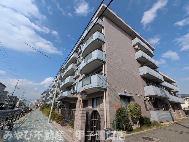 ドルチェ甲子園の外観