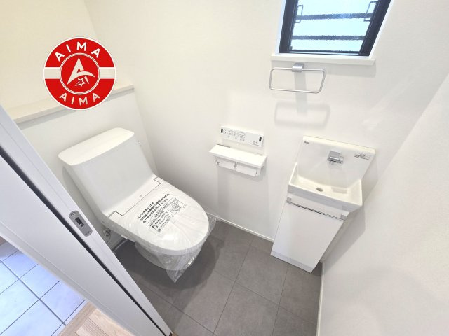 小郡市小郡第1-8棟（1号棟）の内観：施工例|温水洗浄便座を完備しております。2ヶ所にトイレがあるのは朝の慌ただしい時間も安心です。