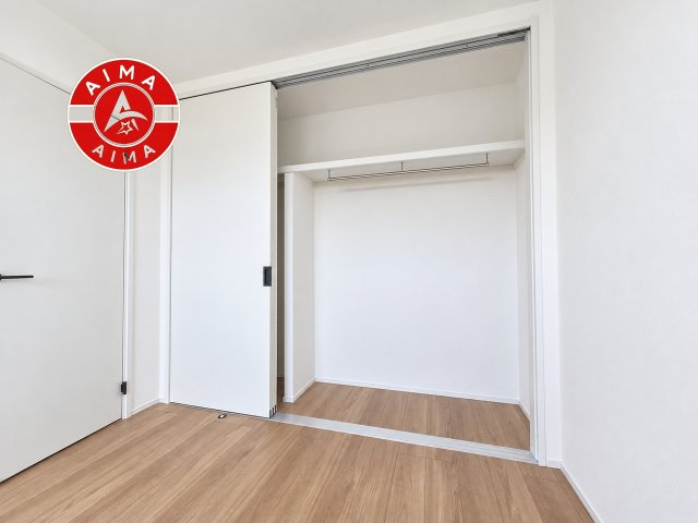 小郡市小郡第1-8棟（1号棟）の収納|洋服や大きな荷物が多い方や人数の多いご家族などは、一般的なクローゼットよりもウォークインクローゼットのほうが使い勝手が良いです。