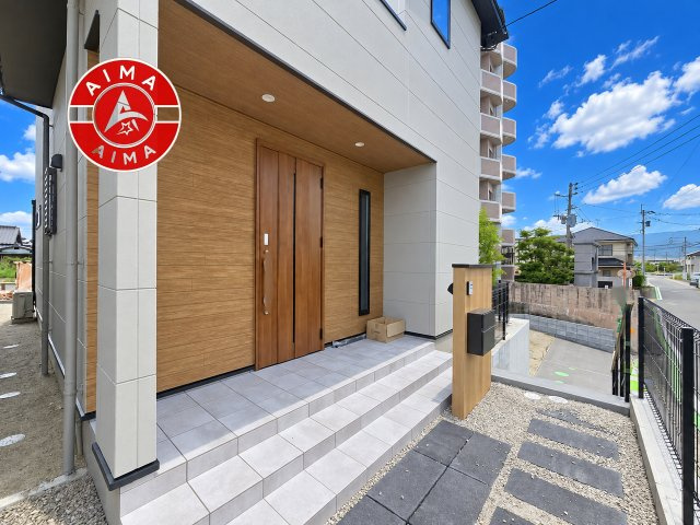小郡市小郡第1-8棟（1号棟）の玄関|おでかけの時も帰った時も、「我が家」を最初に感じでもらえる素敵な空間に。