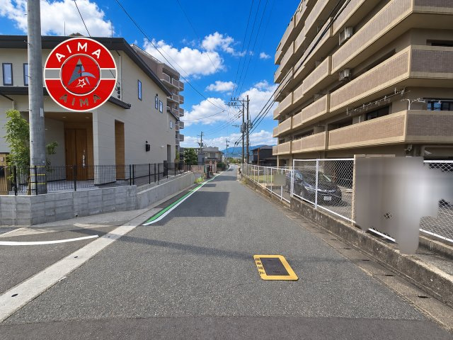 小郡市小郡第1-8棟（1号棟）の外観|前面道路含む現地の写真です。