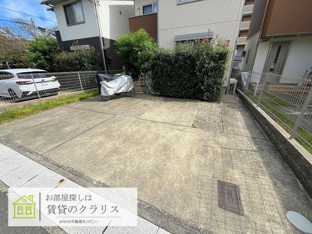 ベルリード京都桂川の駐車場