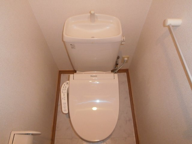 エストレーノ見川１００のトイレ|落ち着いたトイレです