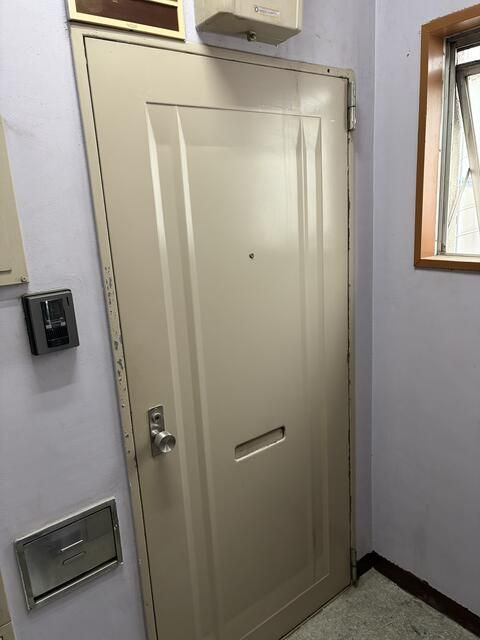 第5TKCビルの玄関