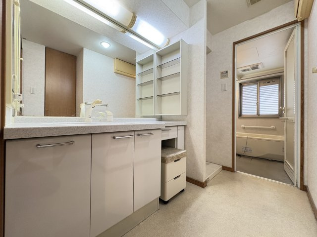 ジェネラスマンション高峰の脱衣所|ゆとりのある脱衣場♪洗面・洗濯スペースとしても使いやすい快適な水まわりです！