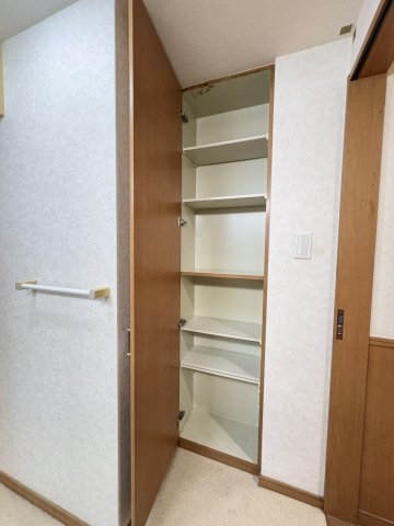 ジェネラスマンション高峰の収納|脱衣所に収納スペースを完備！タオルや洗剤などをすっきり整理できます♪