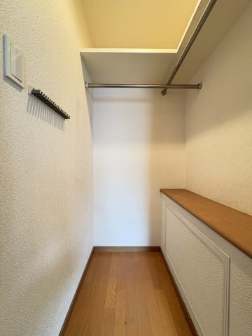 ジェネラスマンション高峰の収納|ウォークインクローゼットを完備！衣類やバッグなどをまとめて収納でき、お部屋もすっきり♪