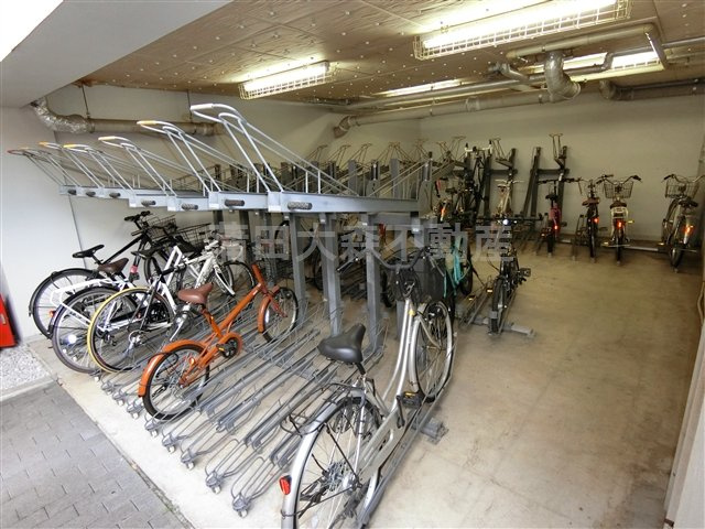 FORTIS池上のその他共用部分|屋根付きラック式の駐輪場　