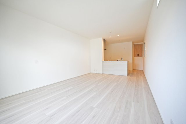 尼崎市大島2丁目新築一戸建て│1LDK+3S│ビルトインガレージの居間・リビング|リビング・ダイニングからキッチンまでつながる、すっきりとしたLDK。対面式キッチンを採用し、お料理をしながら家族との会話も楽しめます。明るい色合いの内装で、お好みの家具も合わせやすい空間です。