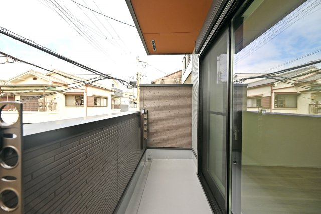 尼崎市大島2丁目新築一戸建て│1LDK+3S│ビルトインガレージのバルコニー|LDKから出入りできる2階バルコニー。屋根がかかっているため、急な天候の変化にも配慮されています。