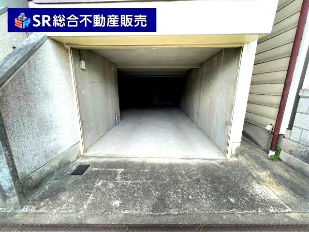 松原2丁目中古戸建の駐車場|お車をお持ちの方には必要な駐車場は駐車スペース1台分（車種による）です！シャッター付き車庫なので雨風から愛車を守れます！（AIで残置物削除）