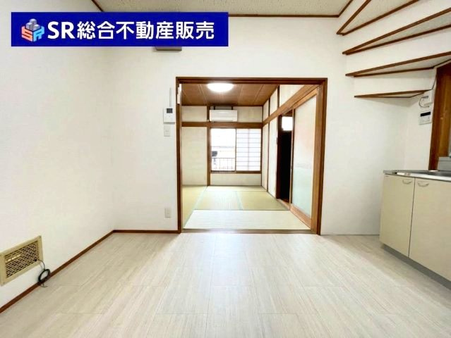 松原2丁目中古戸建のキッチン|ダイニングテーブルも置けるスペースがございます！（AIで残置物削除）