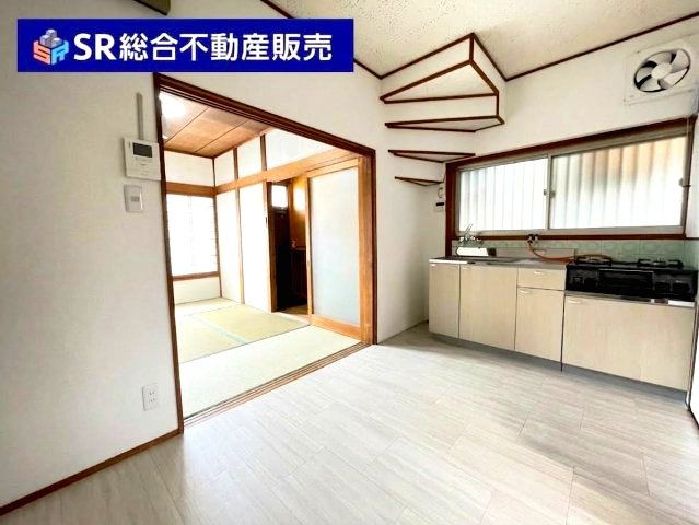 松原2丁目中古戸建のキッチン|弊社は、工務店と関係強化を徹底し、世界情勢やナフサショックの影響を受けずに材料確保を行い、納期も遅れることがございませんので、心配ご無用です！お気軽にご相談下さい。
