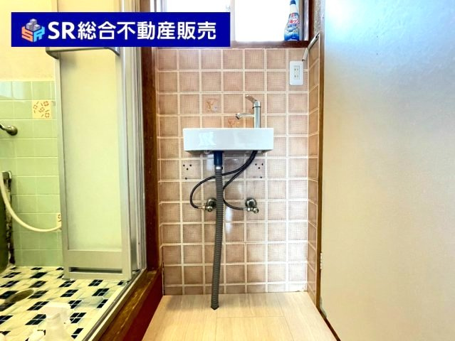 松原2丁目中古戸建の脱衣所|洗面台も新調しております！