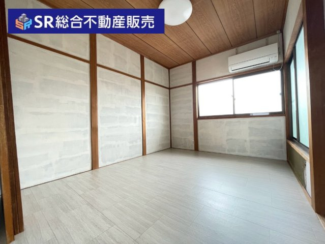 松原2丁目中古戸建の寝室|3F　5.0帖。バルコニーに面した明るい洋室です！