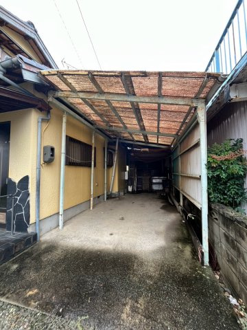 市田町貸家の駐車場