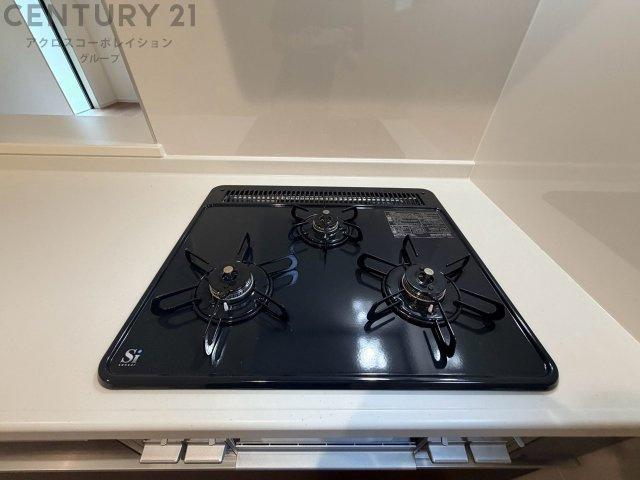 多数の調理器具を同時に使用でき、料理の効率化が可能。省エネで節約になり、様々な料理スタイルに適応できます。また、火力調整が独立しており、手入れや掃除もしやすく、今よりもっとお料理が楽しくなるかも。