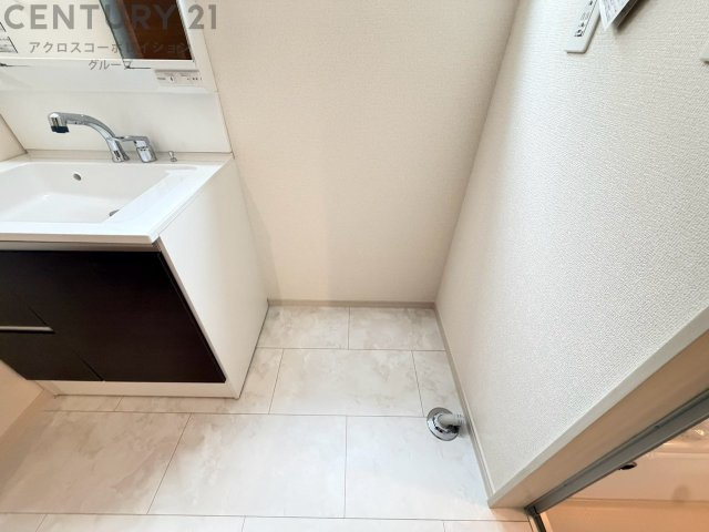 洗濯物の仕分け作業がしやすく、整理整頓が容易になります。洗濯音や湿気を他の部屋に持ち込まず、生活環境を快適に保ちます。上部を活用すれば収納スペースを確保でき洗剤や洗濯用品の整理もしやすくなります。