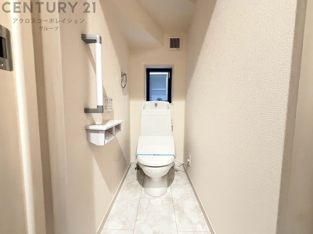 温水洗浄便座付トイレは温水洗浄機能により、暖かい水でおしりを洗浄することができ、冷たい水を使う従来の便座に比べ、温水洗浄機能で暖かいトイレを提供し、快適な使用を可能にします。