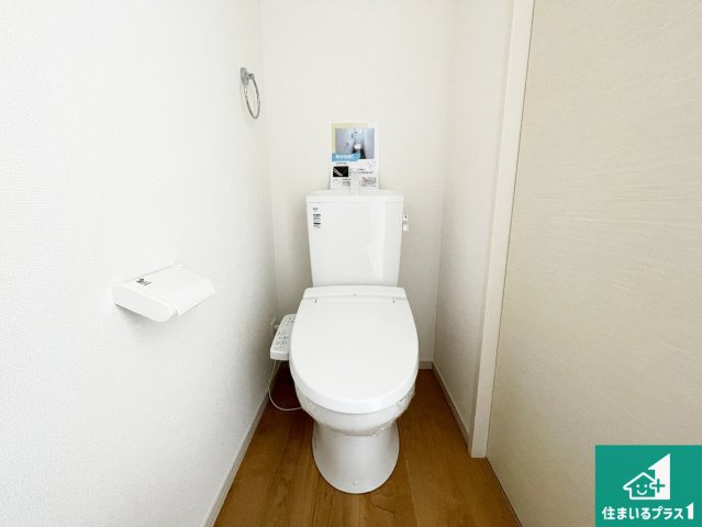 ■豊中市春日町　第3期　新築一戸建てのトイレ|1・2階の2ヶ所にあるので、朝の忙しい時間の順番待ちもなく、深夜の利用にも大変便利です。