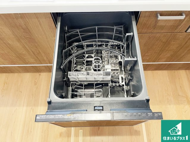 ■豊中市春日町　第3期　新築一戸建ての設備|食事後の一仕事、食器洗いをボタン一つでお任せできちゃいます！場所を取らないビルトイン式なので、お料理スペースもしっかり確保！