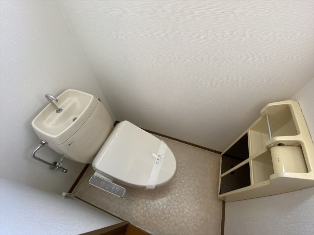 温水洗浄便座付きのトイレです♪