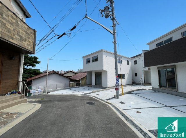 ■豊中市春日町　第3期　新築一戸建ての前面道路含む現地写真|周辺は閑静な住宅街！前面道路広々で車の出し入れも便利です。駐車が苦手な方でも安心して車庫入れできます！