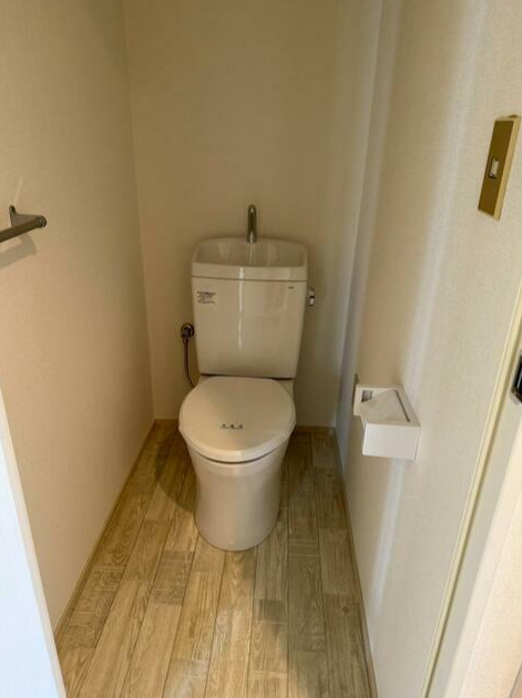 稲城市東長沼の賃貸マンションのトイレ