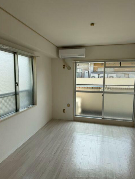 稲城市東長沼の賃貸マンションの居間・リビング
