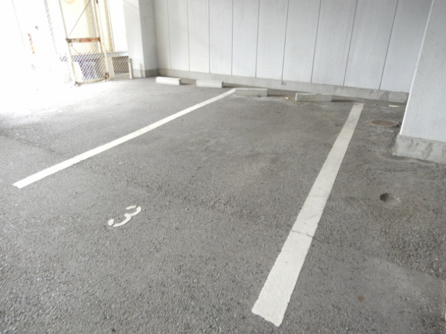 シングルマンション二見の駐車場