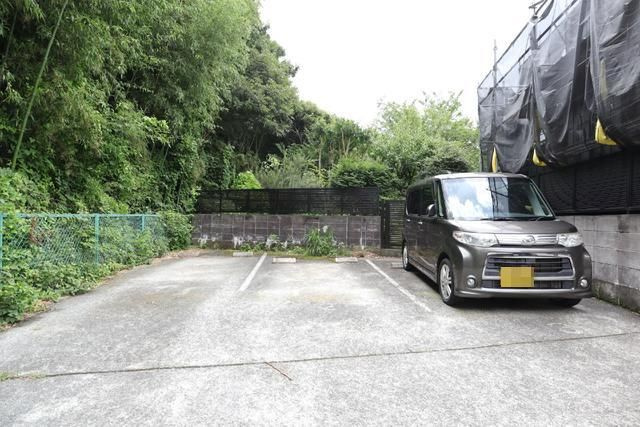 ルミエール衣笠の駐車場