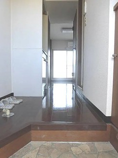 青梅市新町３丁目のアパートの玄関