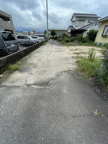 高津町　売土地の前面道路含む現地写真