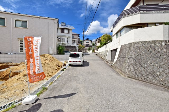 リーブルガーデン野上6丁目新築一戸建て│4LDK＋駐車2台可の前面道路含む現地写真|前面道路は北側に約6.0ｍ幅、東側に約6.0ｍ幅で駐車しやすいゆとりの立地です。