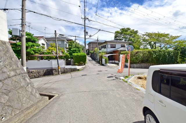 リーブルガーデン野上6丁目新築一戸建て│4LDK＋駐車2台可の前面道路含む現地写真|前面道路は北側に約6.0ｍ幅、東側に約6.0ｍ幅で駐車しやすいゆとりの立地です。