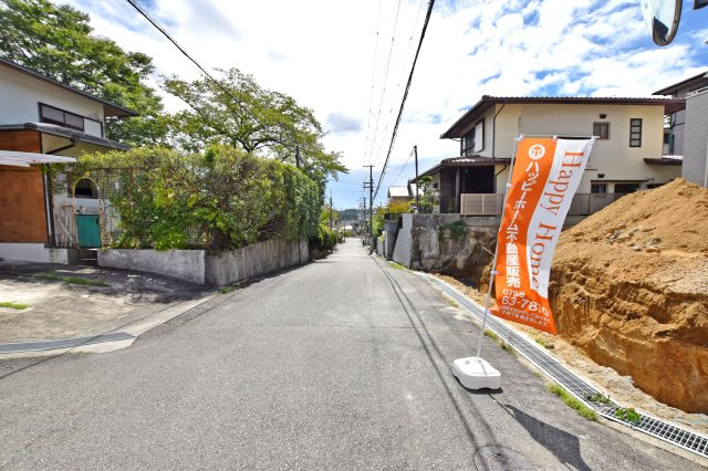 リーブルガーデン野上6丁目新築一戸建て│4LDK＋駐車2台可の前面道路含む現地写真|前面道路は北側に約6.0ｍ幅、東側に約6.0ｍ幅で駐車しやすいゆとりの立地です。