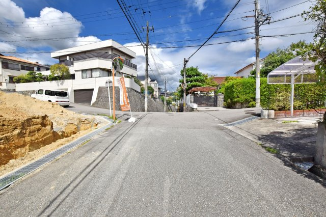 リーブルガーデン野上6丁目新築一戸建て│4LDK＋駐車2台可の前面道路含む現地写真|前面道路は北側に約6.0ｍ幅、東側に約6.0ｍ幅で駐車しやすいゆとりの立地です。