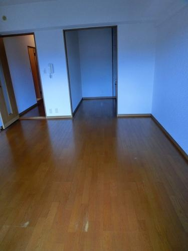 ヴィラージュ荷稲の洋室
