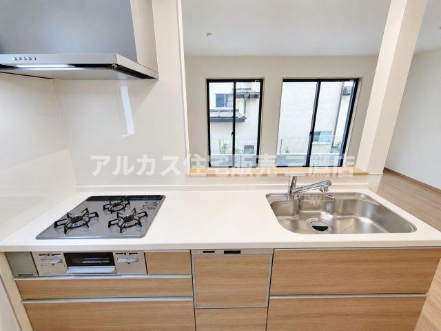 西東京市南町2丁目 西武新宿線 田無駅 新築戸建のキッチン|お手入れしやすいワークトップを備えたシステムキッチン。リビングダイニングを見渡せる設計で、小さなお子様がいるご家庭でも安心です。